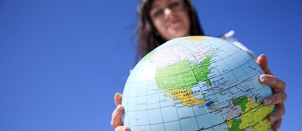 mulher segurando globo terrestre