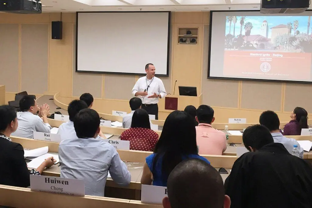 E se você pudesse fazer um curso presencial de Stanford no Brasil?