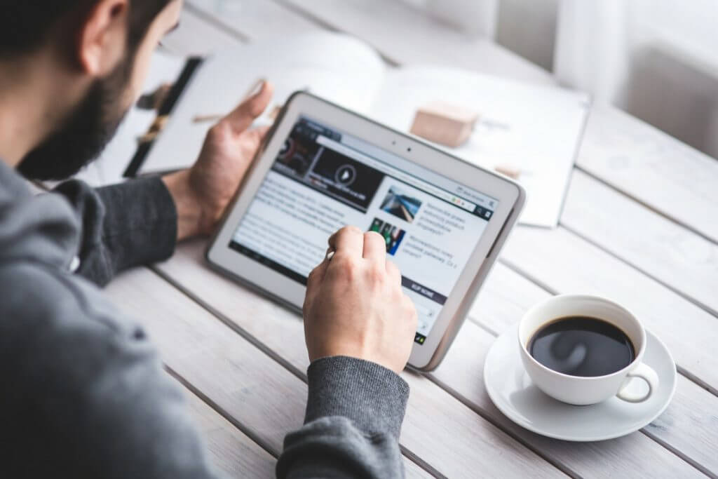 5 prós e 5 contras de fazer um curso online de inglês