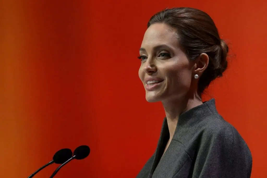 Conheça a aula ministrada por Angelina Jolie em universidade inglesa