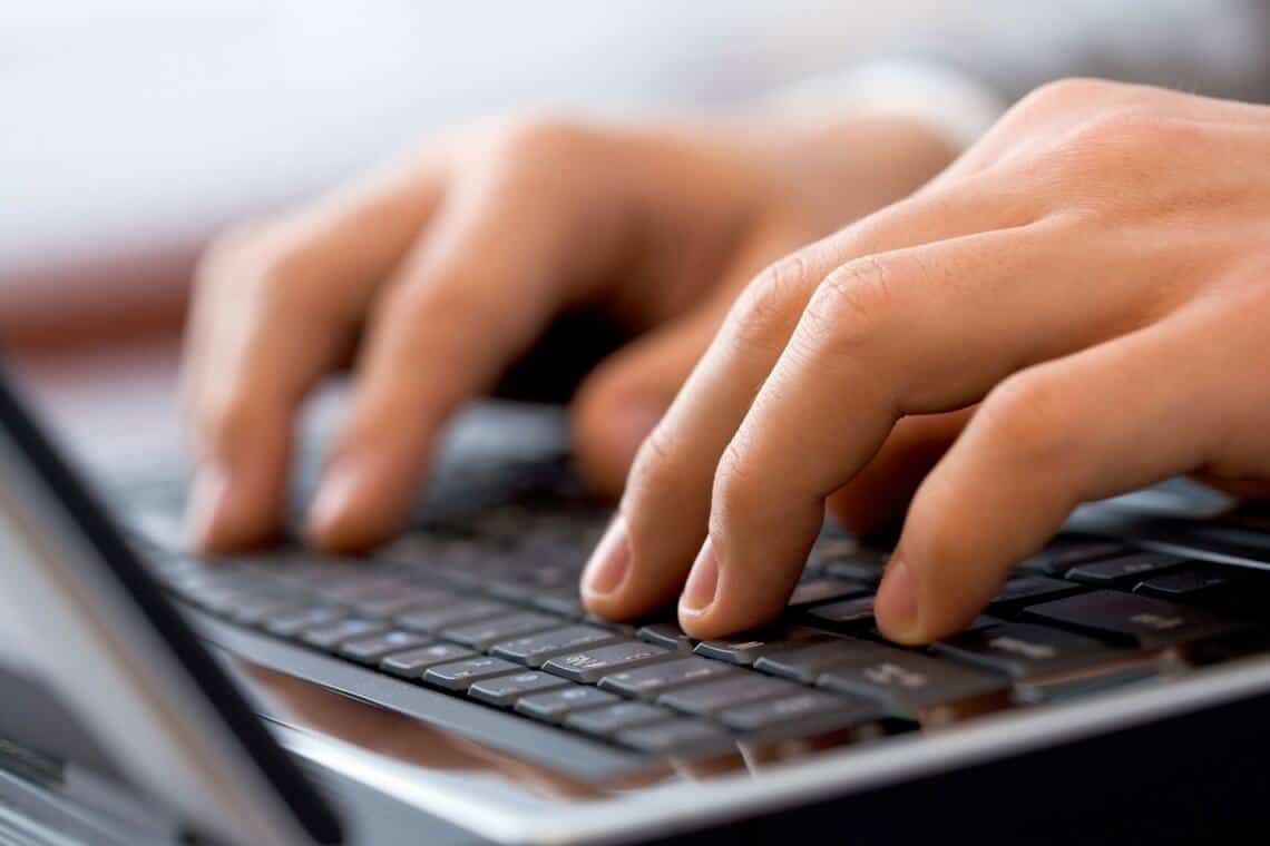 pessoa escrevendo essay