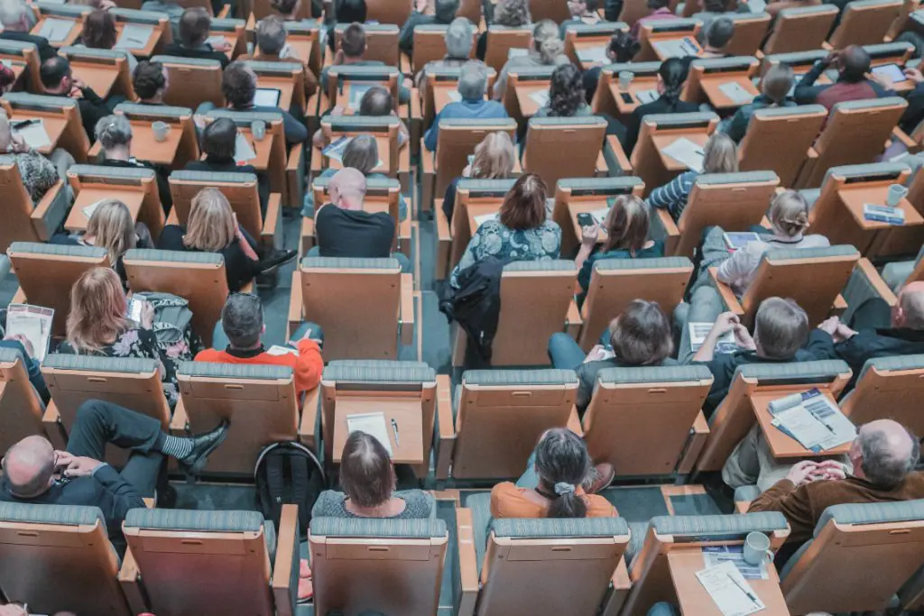 Escola internacional de negócios oferece masterclass gratuita