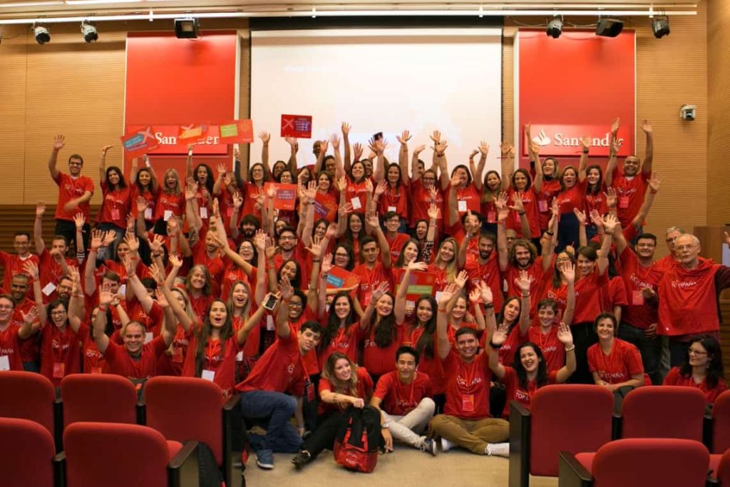 Iniciativa do Santander oferece 100 bolsas para alunos de graduação e professores